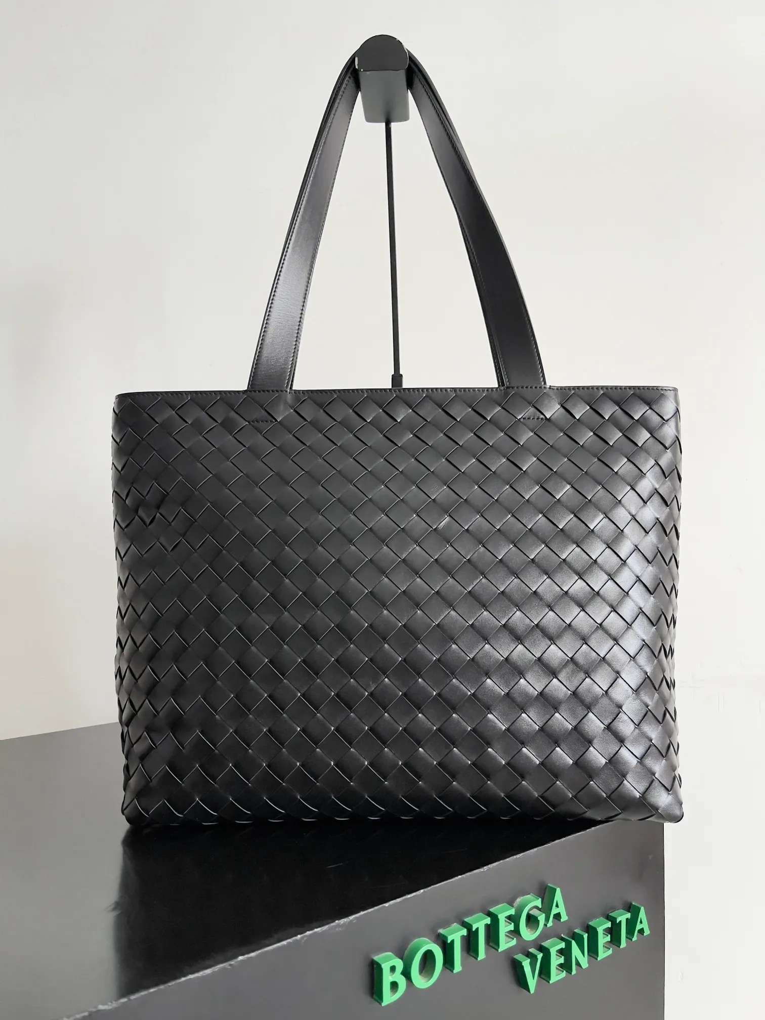 Batch 2360 BV zippered black tote bag is online. Are you still looking for a simple zippered tote bag? Take a look at BV's simple, low-key, practical, large-capacity, versatile and yet outdated large tote bag with its own unique style. The zipper opening and closing are safe and high-quality leather shows more connotation. The full cowhide is lined to keep the light weight. Small items also have their own exclusive storage. It is truly a durable commuter bag that can accompany you through spring, summer, autumn and winter. Style number: 786666 Size: 44*35*17cm